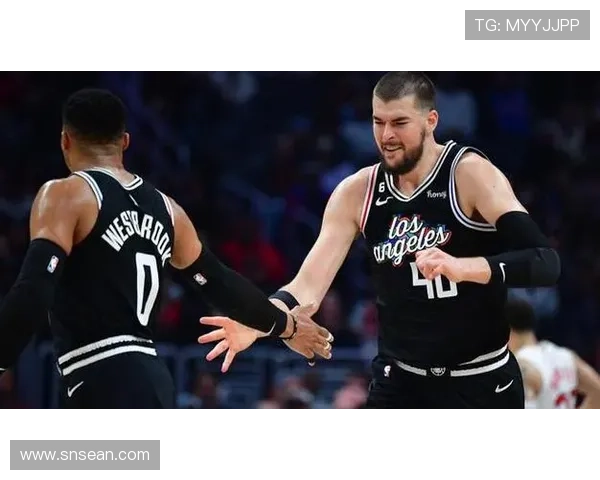 快船官方Ins发布2025年媒体日照片伊维察与祖巴茨同框引关注 快船官方Ins发布2025年媒体日照片伊维察与祖巴茨同框引关注